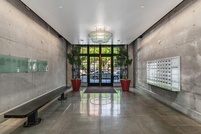 Foto del edificio - McKenzie Lofts - 4th floor south facing studio w/parking/storage/covered balcony