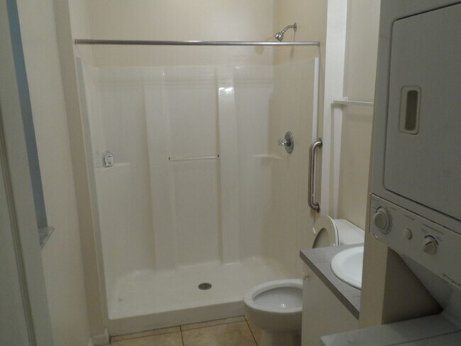 Foto del edificio - Coming Soon, 4/27 - Freshly Painted 2/2/1 Duplex