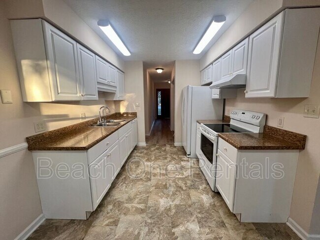 Building Photo - 230 Manor Cir
