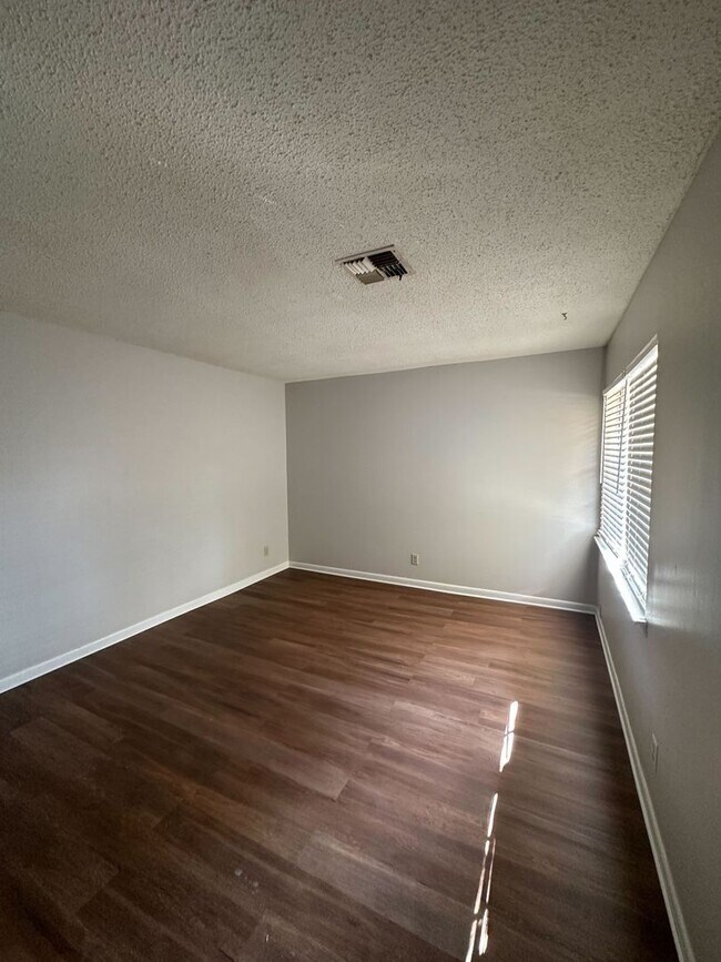 Building Photo - 412 Fieldbrook Dr