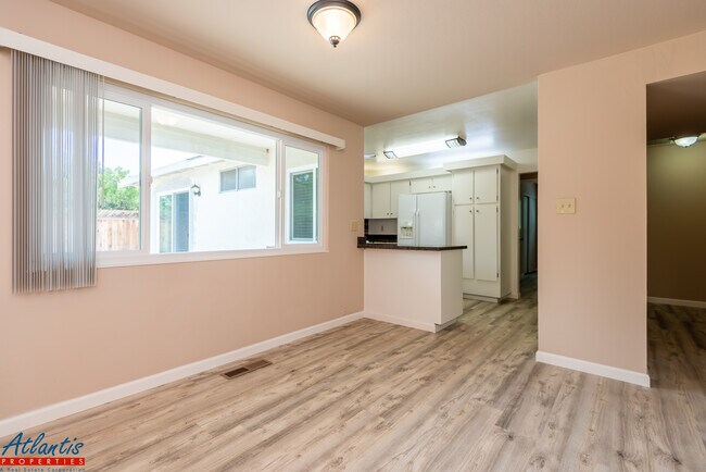 Building Photo - 321 Spode Way
