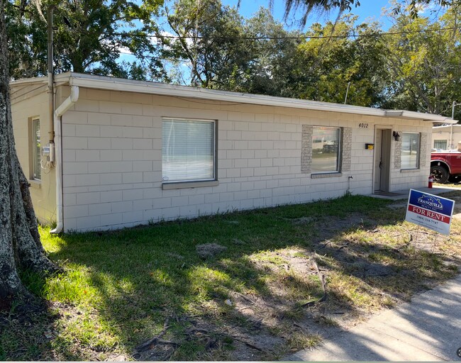 Frente - 4012 Emerson St
