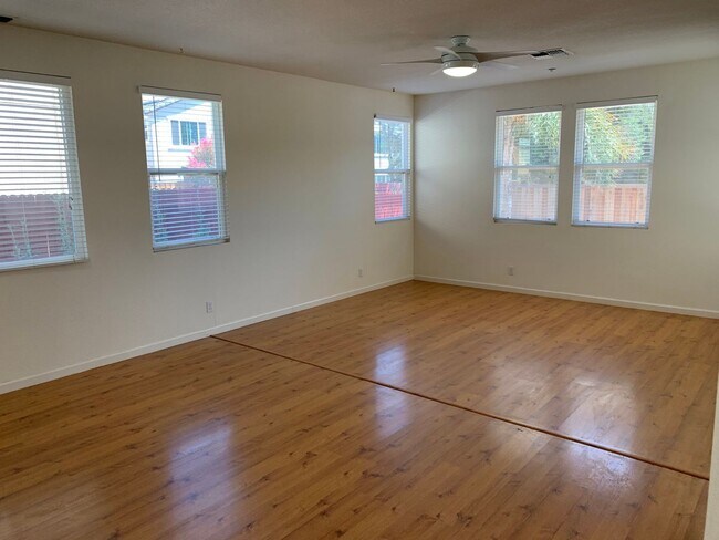 Foto del edificio - Beautiful 3 Bedroom, 2.5 Brentwood Home