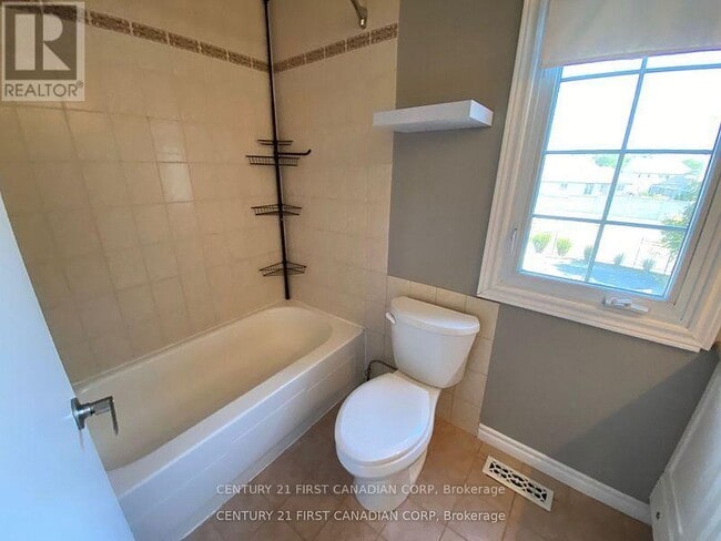 Photo du bâtiment - 1401 Wonderland Rd N