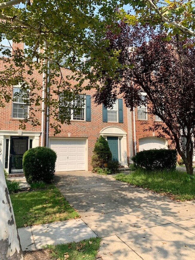Foto del edificio - Beautiful 3 BR 2 FB, 2 HB with garage, deck, patio, come see!