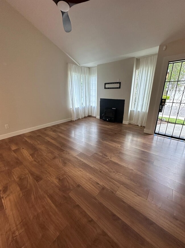 Building Photo - 813 E Mockingbird Ln