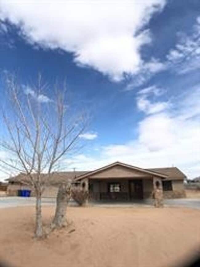 Building Photo - 21036 Pine Ridge Ave