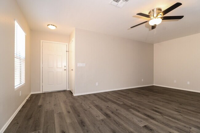 Building Photo - 12637 W Bloomfield Rd