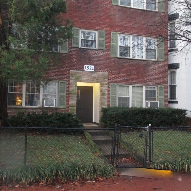 Entrada del edificio - 1521 E St SE