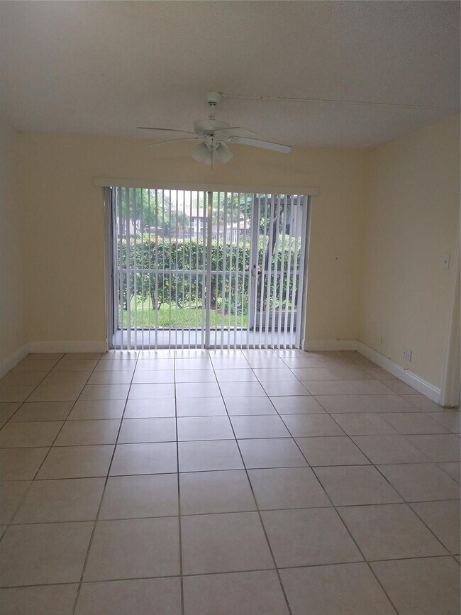 Foto del edificio - 8850 Royal Palm Blvd