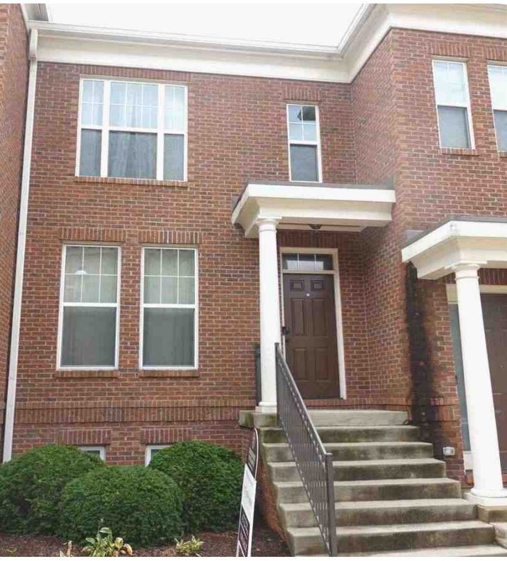 Front view - 201 E Rochelle St