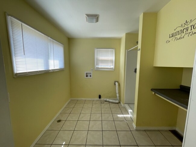 Foto del edificio - 4-bedroom, 2-bath home close to Ball State...