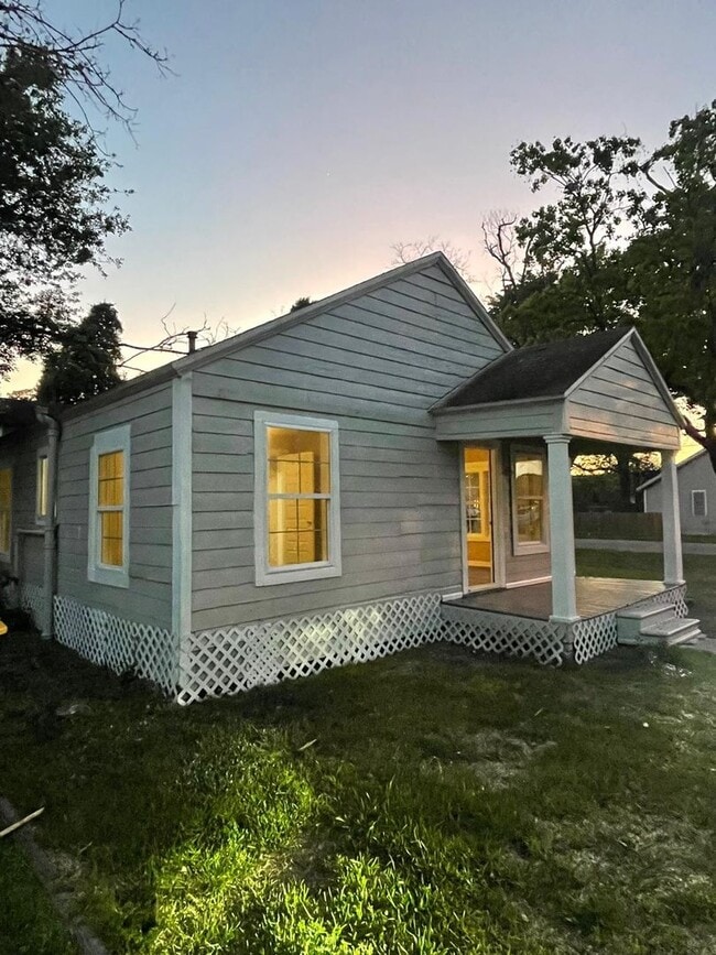 Building Photo - Your dream home awaits!