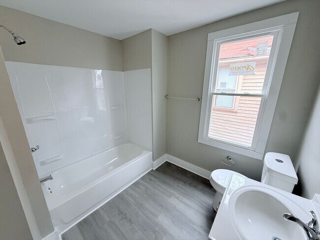 Foto del edificio - Freshly Renovated Cleveland Duplex Unit with Utilities Included