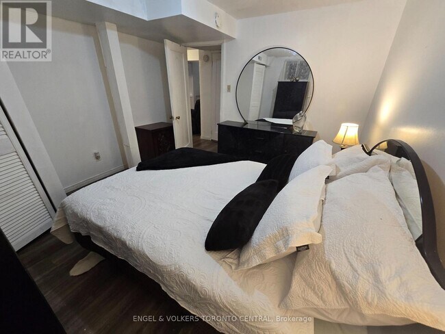 Photo du bâtiment - 9 Shademaster Ct