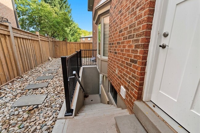 Building Photo - 1209 Woodview Dr