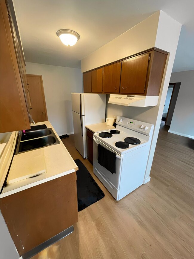 Building Photo - Available Now! - 1 Bed 1 Bath Apartment