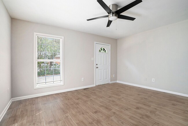 Building Photo - Conveniently Located 3BR/2.5BA Townhome in...