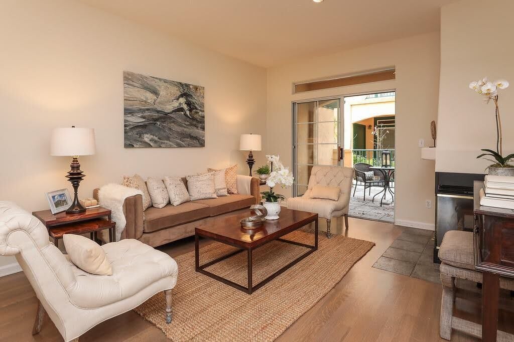 Primary Photo - 379 Hope St