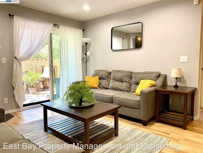 Building Photo - 2 br, 2 bath House - 945 Fletcher Ln. #314