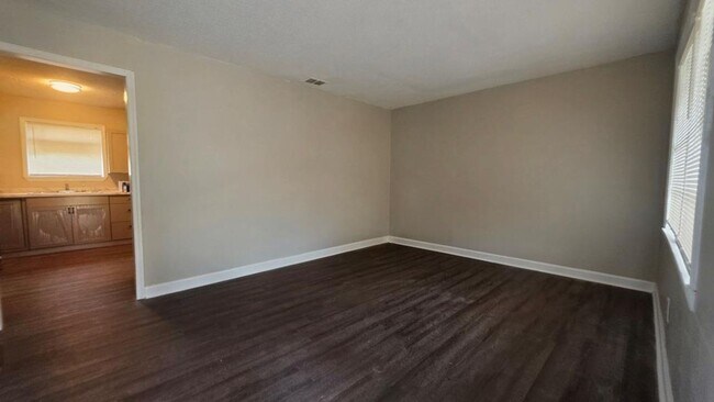Foto del edificio - 220 Ebony Ln