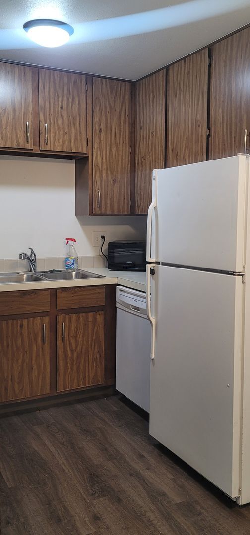 Foto del edificio - Clean, centrally located 2 bedroom- 1 bath...