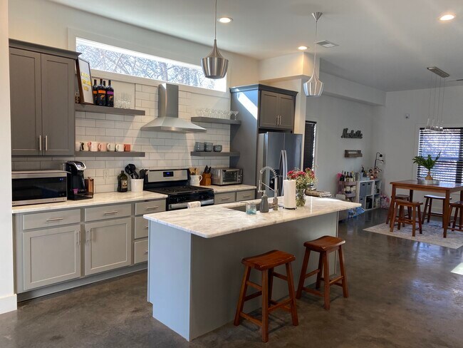 Building Photo - 2123 Sadler Ave