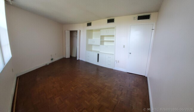 Building Photo - 1400 St Charles Pl