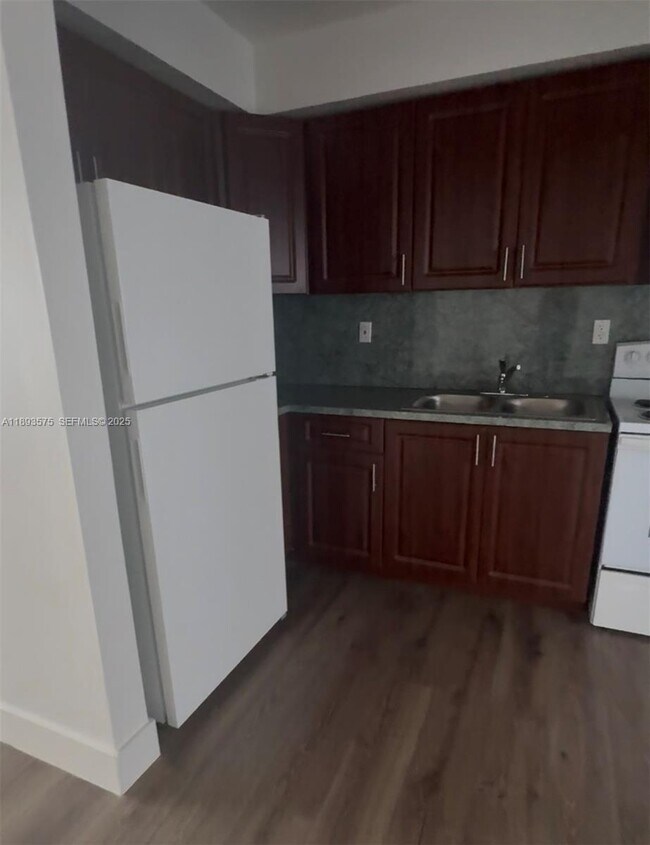 Foto del edificio - 2046 SW 7th St