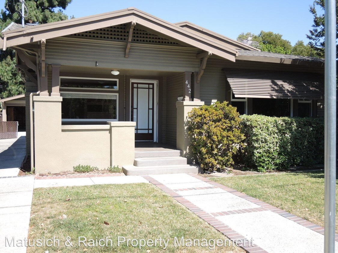 Primary Photo - 442 Menker Ave