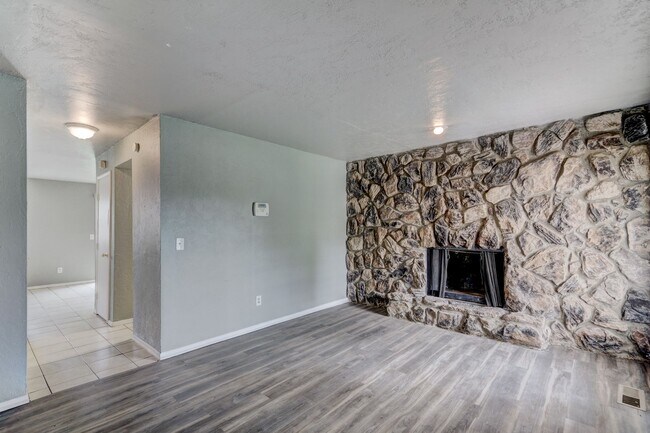 Foto del edificio - 4 bed 1.5 bath duplex in Midwest City