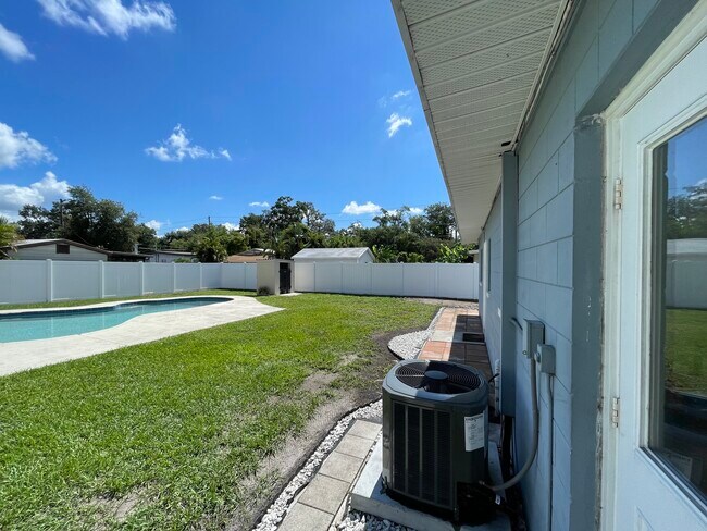 Foto del edificio - 1515 Sawyerwood Ave