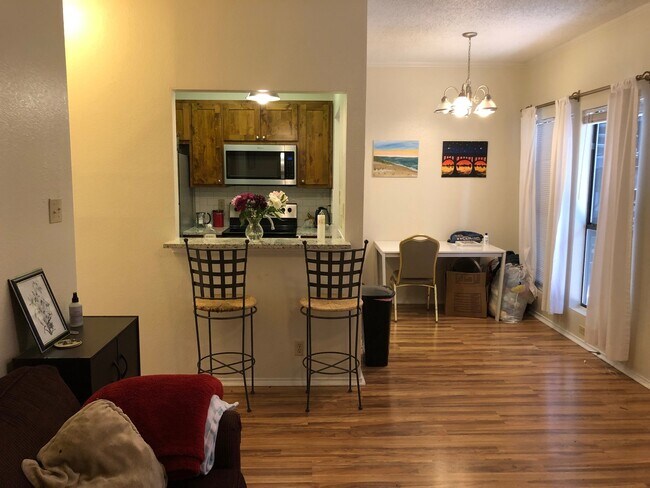 Building Photo - UT PRE LEASE: West Campus 2 bed / 2 bath, ...