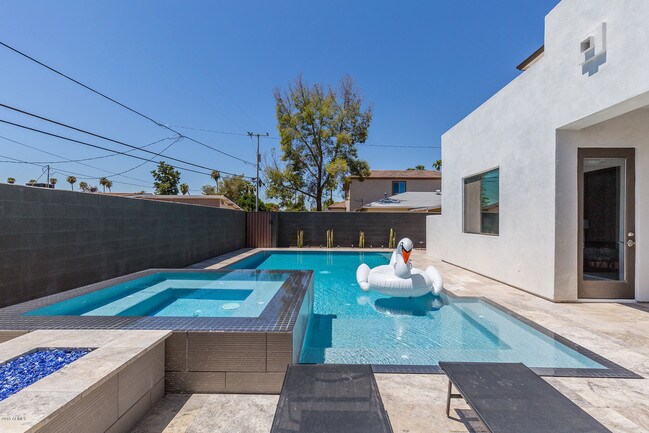 Foto del edificio - 6625 E 6th St