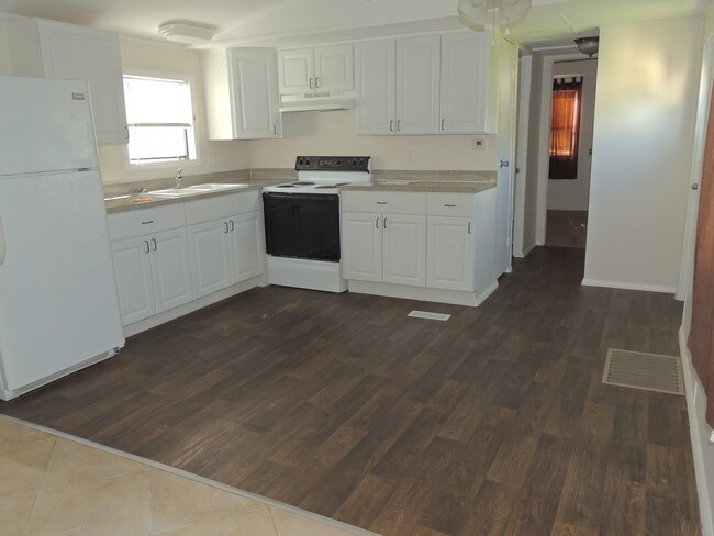 ESPACIO PARA UNA MESA Y SILLAS - 7815 Sunrunner Dr