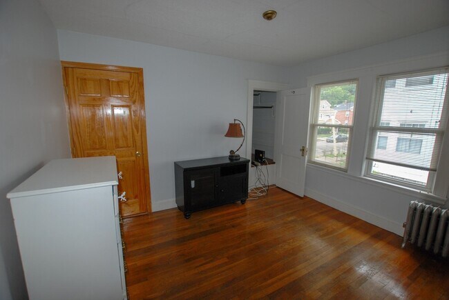 Building Photo - 159 Forest St
