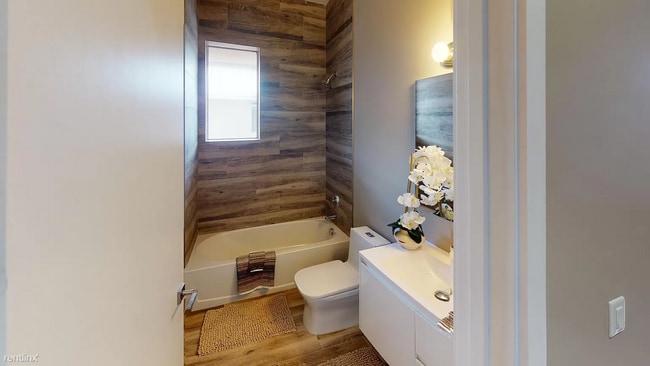 Building Photo - 3 br, 3.5 bath Townhome - 618 NE 12th Ave