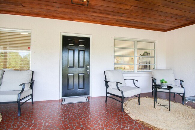 Foto del edificio - West of Trail Mid-Century Gem with New Designer Kitchen & Oversized Corner Lot