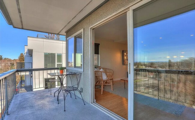 Building Photo - 732 11th Ave E