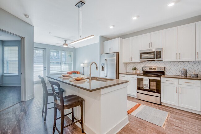 Nuestras cocinas gourmet cuentan con acabados de diseño y electrodomésticos de acero inoxidable. - Elevate West Village