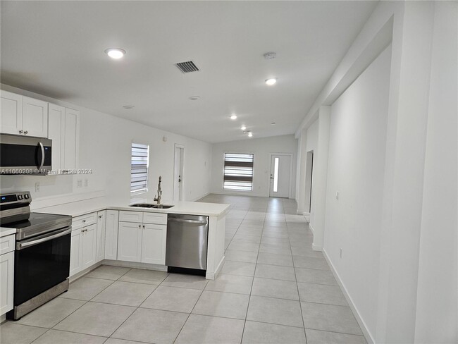 Foto del edificio - 2816 NW 6th Ct