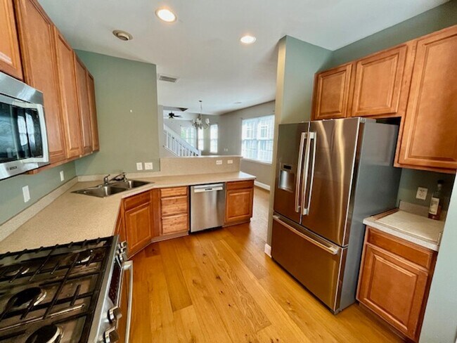 Foto del edificio - Spacious Move In Ready Townhome on Johns I...