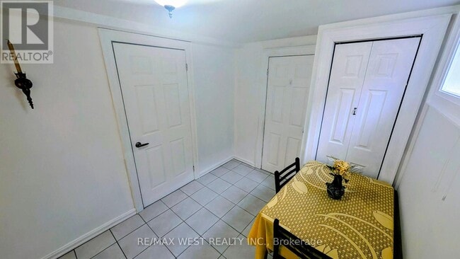 Building Photo - 1559 Northmount Ave