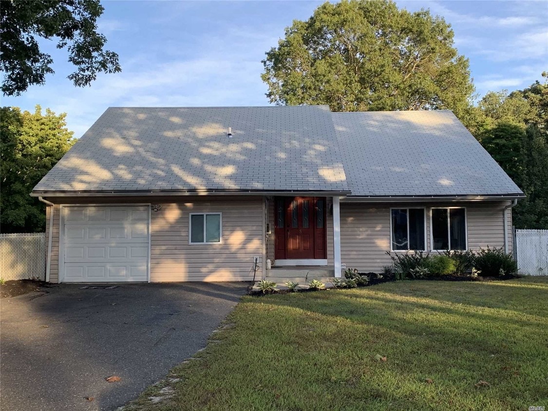 5 Harford Dr, Coram, NY 11727 Room for Rent in Coram, NY