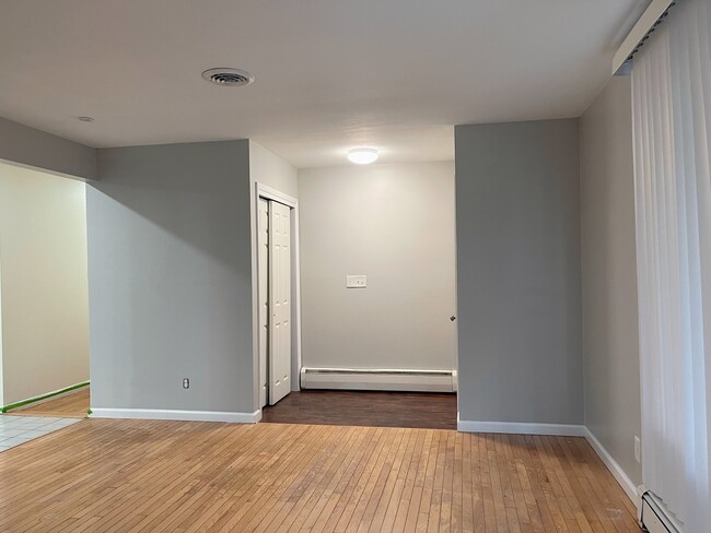 Building Photo - 129 Hall St