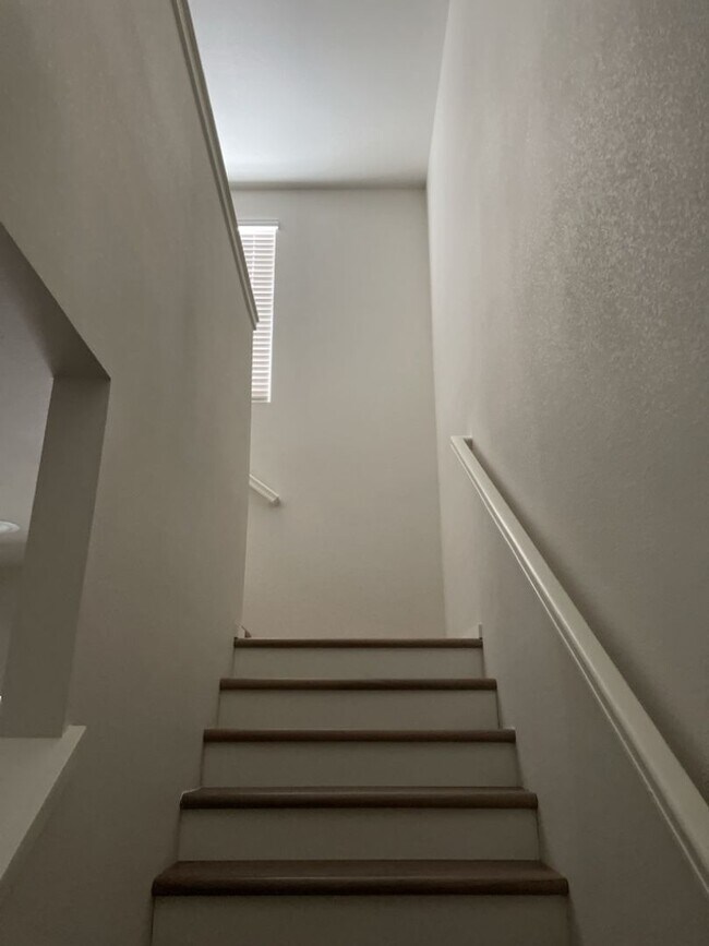 Foto del edificio - Newer 2 Bed / 2 Bath 2nd Floor Condo w/ 2 Car Garage