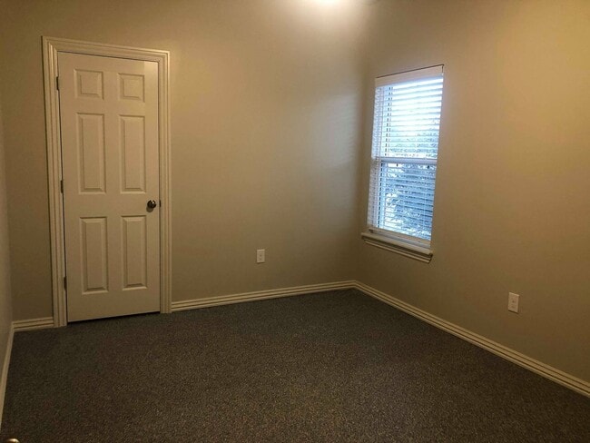 Building Photo - Emerson Duplex - B