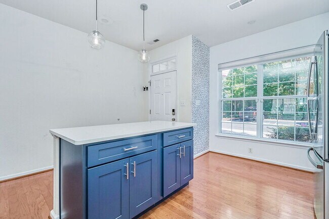 Foto del edificio - 985 Lambourne Ln