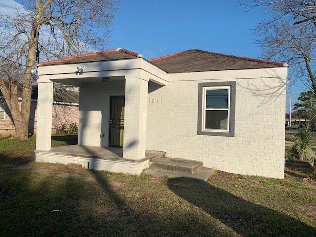 FRONT ENTRANCE - 1881 Abundance St
