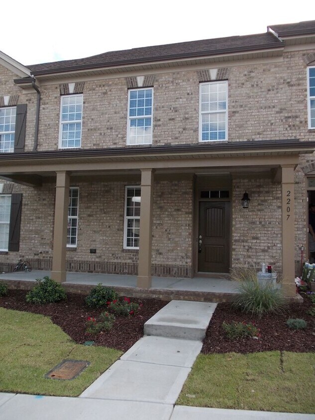 Primary Photo - Beautiful 3 Bed + Loft Townhome in Highly ...
